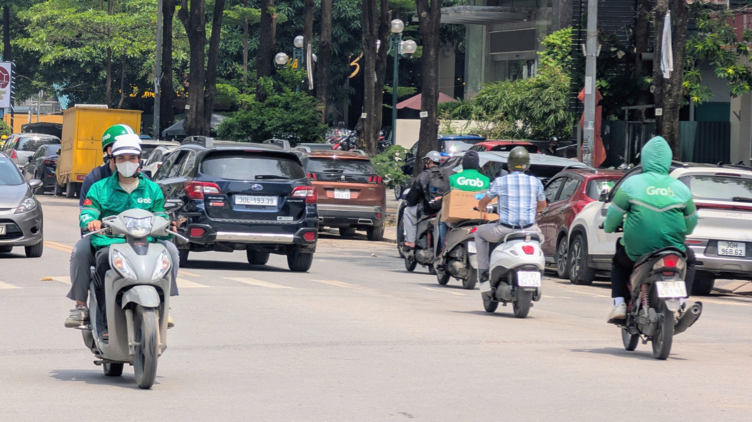 Nhiều tài xế Grab bike ghi nhận đổ xăng E10 giúp họ tiết kiệm thêm được chút tiền công.